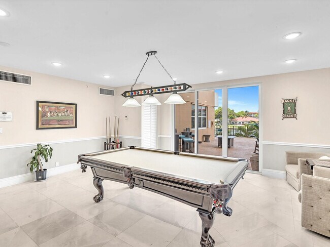 Building Photo - 1150 Hillsboro Mile