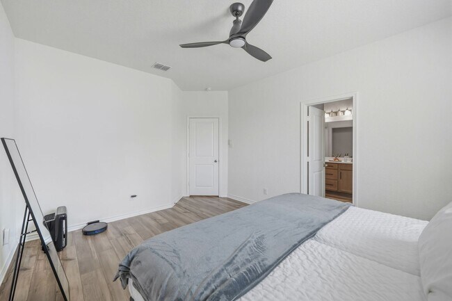 Building Photo - 4015 Casita Mia St