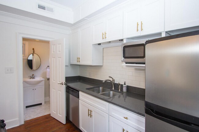 Building Photo - 2 BD/2 BA in Harleston Village