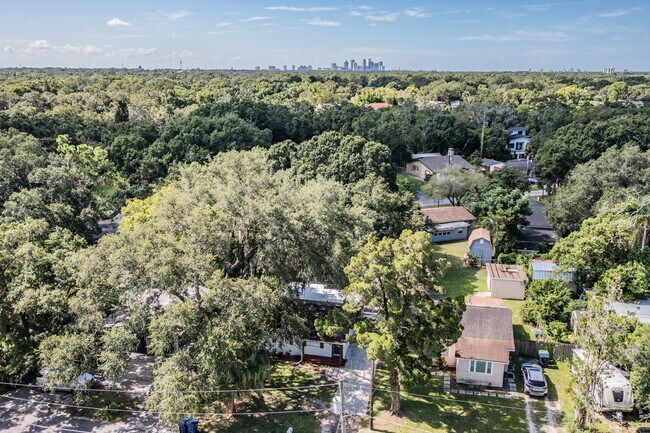 Building Photo - 810 W Minnehaha St