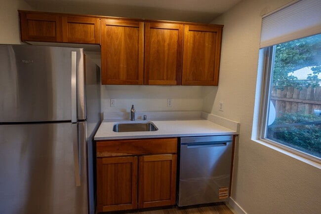 Building Photo - Just updated! - 2 Bedroom Condo in Washougal