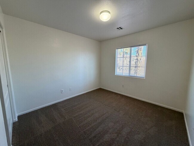 Building Photo - Discover a refreshed 4-bedroom, 2.5-bath home in Las Vegas 89149