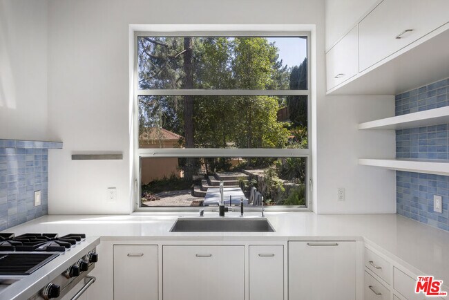 Building Photo - 631 Cross Ave