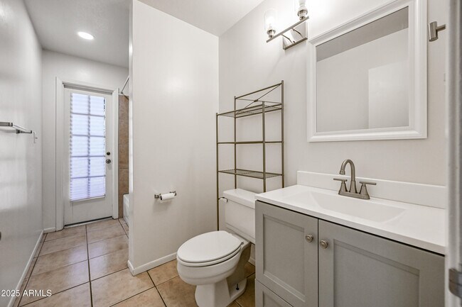 Building Photo - 1218 E Vinedo Ln