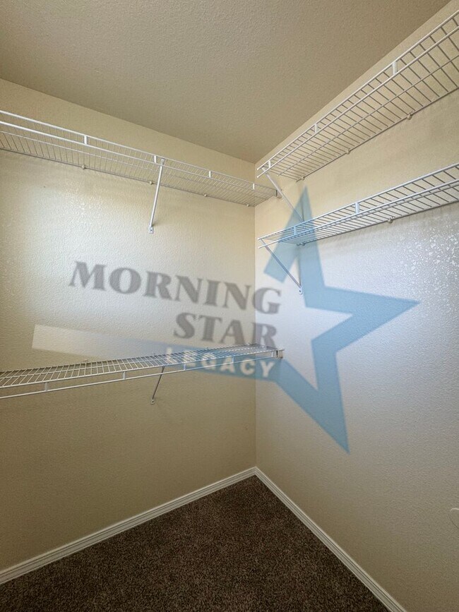 Building Photo - LARGE 4 bed home!