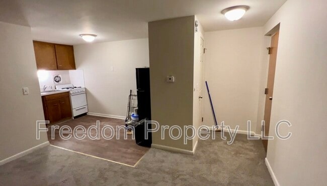 Building Photo - 353 Main St