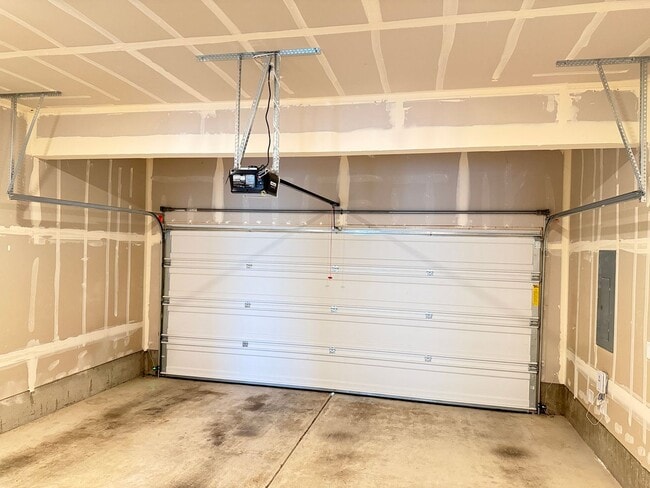 Building Photo - Newer 3 bedroom 2.5 bathroom house!