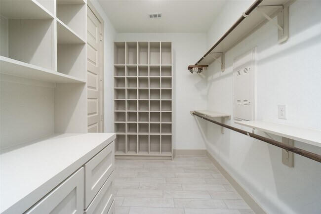 Building Photo - 2572 Ravenna Ct