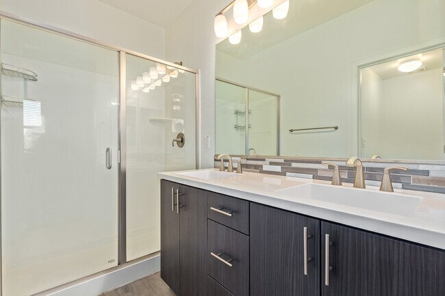 Building Photo - 2321 E Huntington Dr