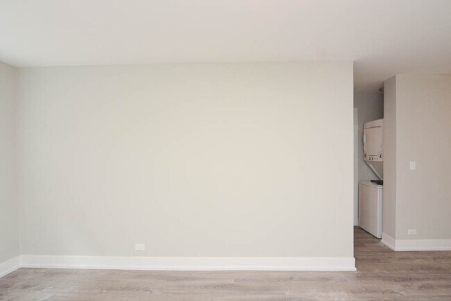 Building Photo - 447 W Surf St