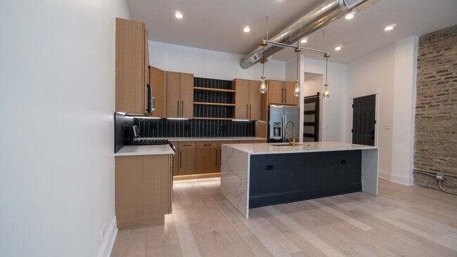 Building Photo - Stunning 3-Bedroom, 2-Bath Gem with In-Unit Washer/Dryer! Discover Uptown Living.