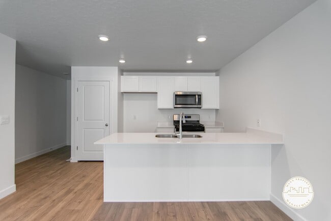 Building Photo - Brand New Townhome In Spanish Fork With Lu...