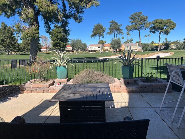 Building Photo - Furnished LVCC Beauty