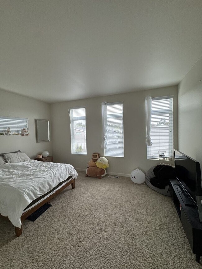 Building Photo - Warm, Welcoming 5BR Home Near Alderwood Mall