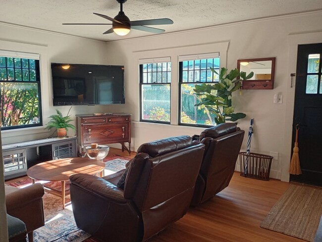 Building Photo - 1209 32nd St