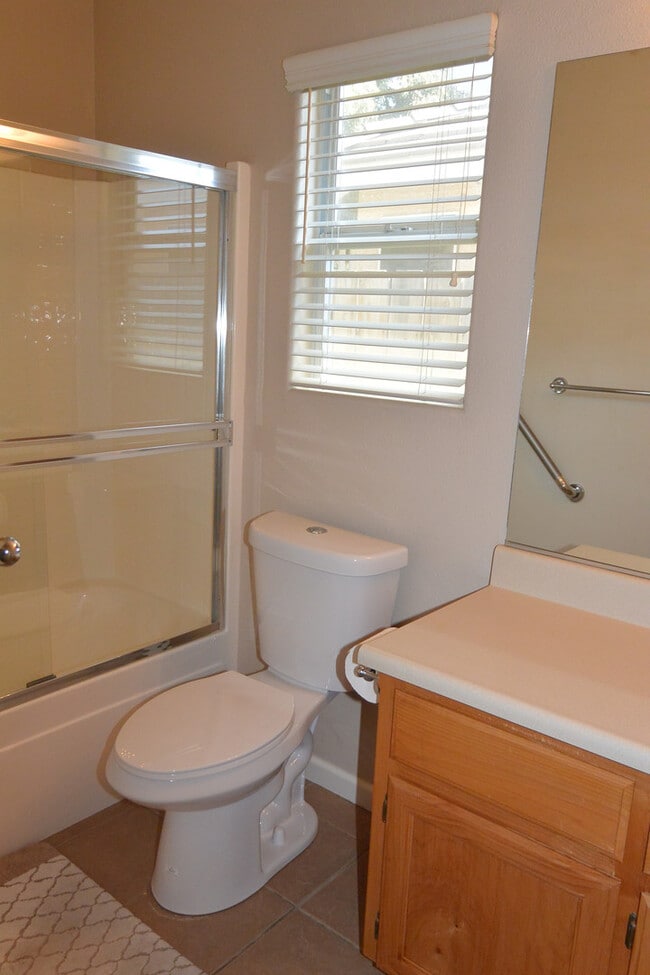 Building Photo - 3 bedroom 2 bathroom in the El Diamante sc...