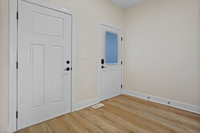 Building Photo - 2 Bedroom 1.5 Bath Single Story Cottage Ranch