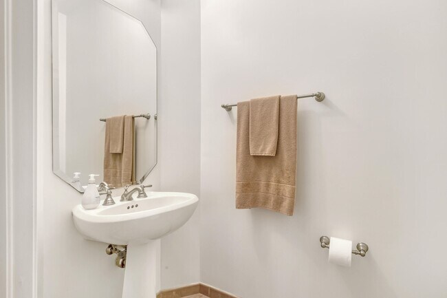 Building Photo - 4920 Vine Cliff Way E