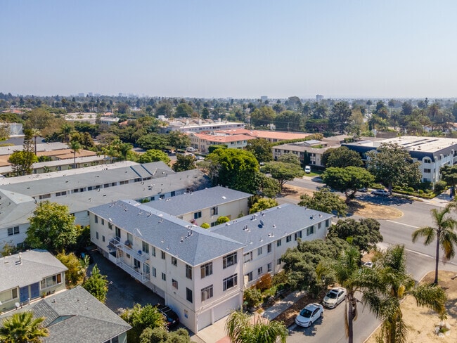 Building Photo - 401-409 San Vicente Blvd