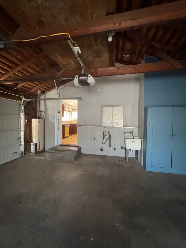 Building Photo - Charming Home Rent Ready !