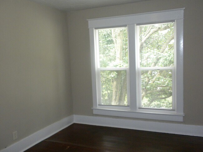 Building Photo - 3 Bedroom House-Downtown