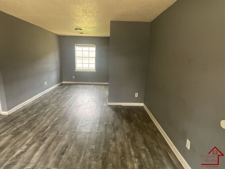 Building Photo - 411 Elm Ave