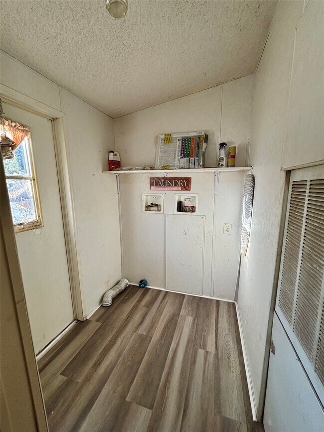 Building Photo - 111 Lakeside Woods Dr