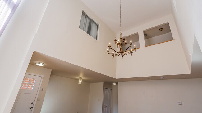 Building Photo - 5510 S Cornell Ave