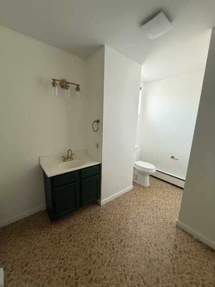 Building Photo - 132 E Main St