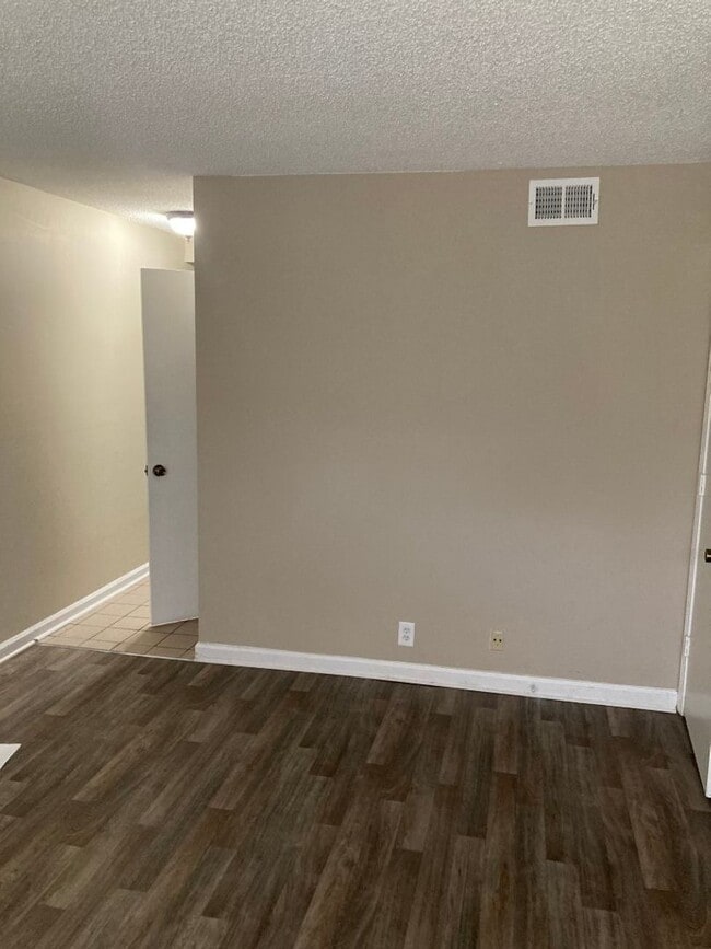 Building Photo - 2 story end unit condo - 1 month free