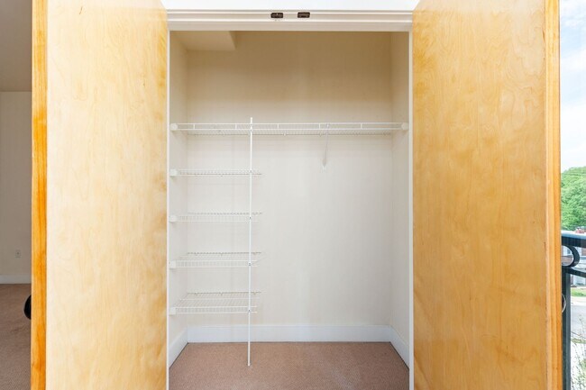 Building Photo - Beautiful 2 Bedroom