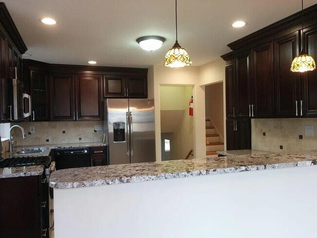 Building Photo - 312 Sunset Dr