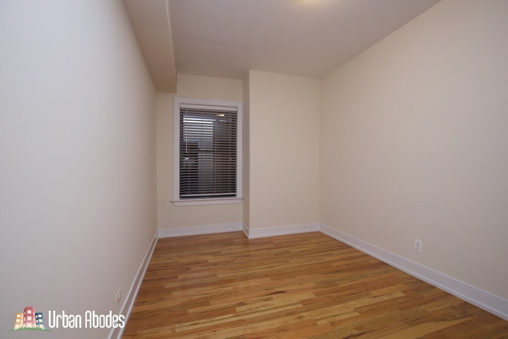 Building Photo - 3522 N Racine Ave
