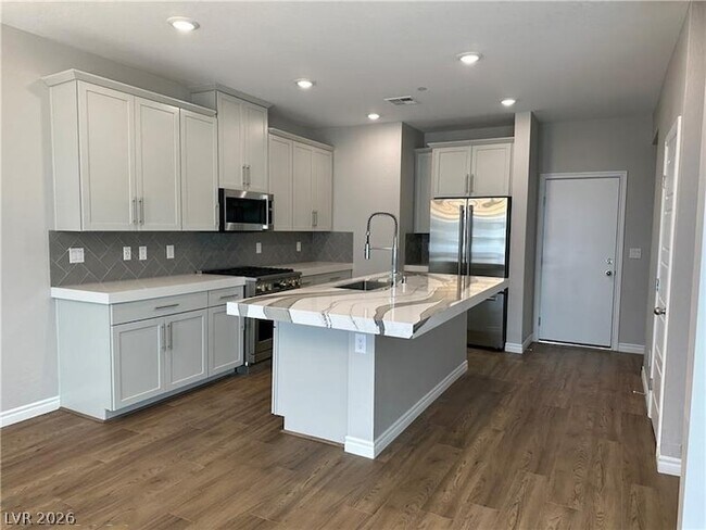 Building Photo - 600 N Carriage Hill Dr
