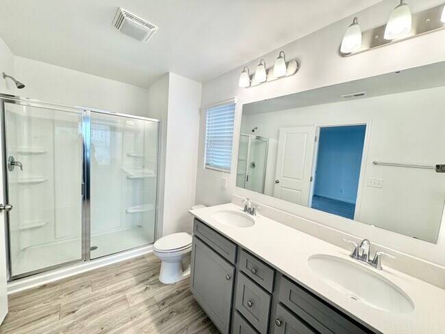 Building Photo - Spacious three bedroom 2 1/2 bathroom with large loft area - SPRING SPECIAL