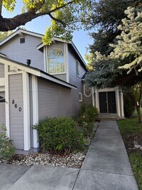 Building Photo - 3 bedroom 2.5 bathroom house in the heart ...