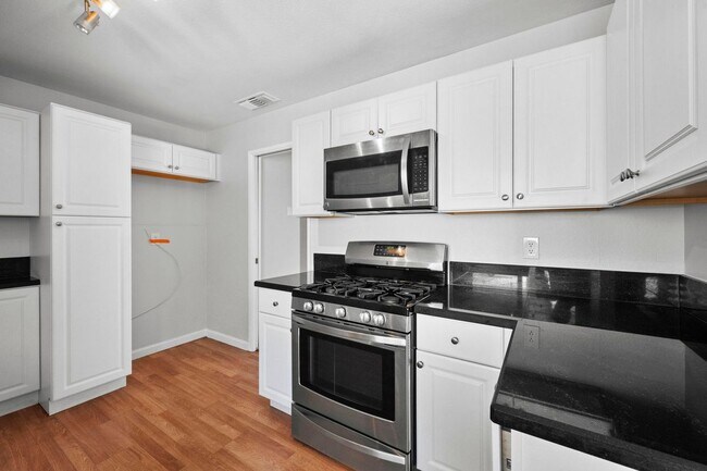 Building Photo - 1605 Carmel Cir E