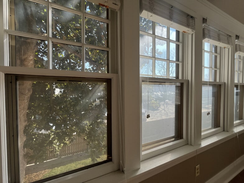 Building Photo - 1112 E Walnut St