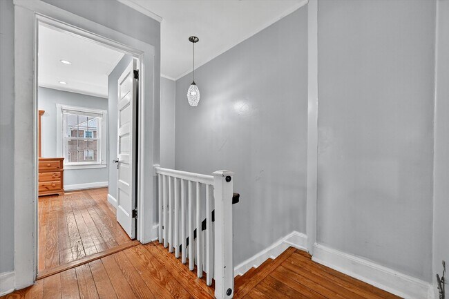 Building Photo - OPEN HOUSE on Sunday Feb 15th from 12 - 2 PM  Turn-key Ready 3 BR 1 BA in Newburgh, NY -$2700