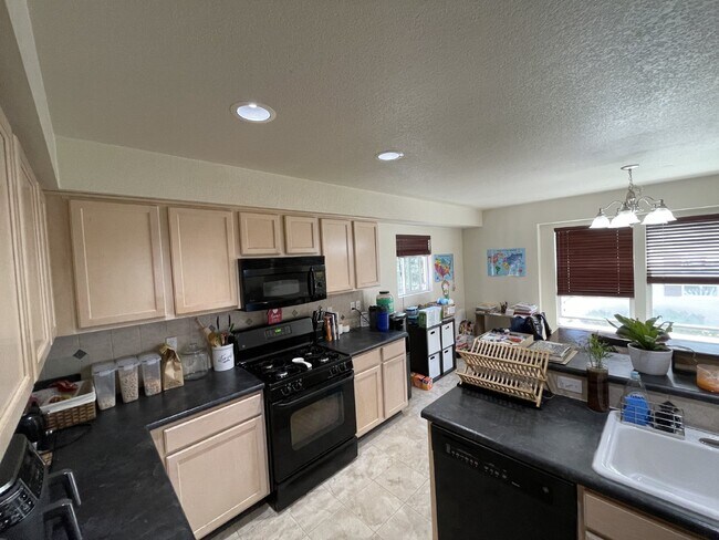 Building Photo - 3 bedroom - Menagerie