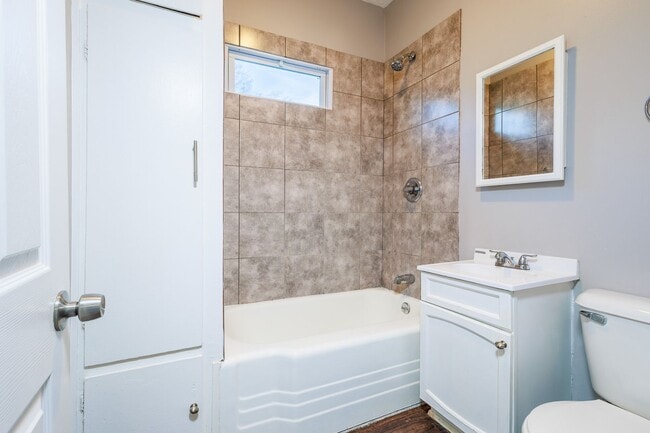 Building Photo - Spacious and Inviting 3 Bed 2 Bath House!