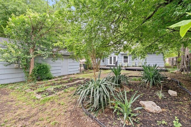 Building Photo - 1422 Yorkshire Dr