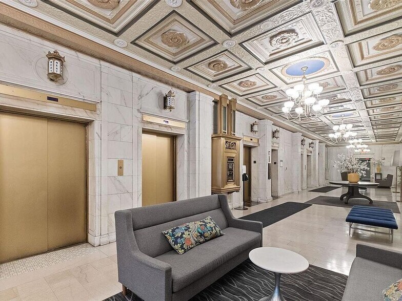 Foyer/lobby - 314 N Broadway