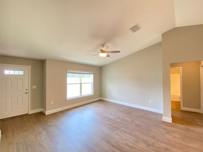 Building Photo - 130 Oak Cir