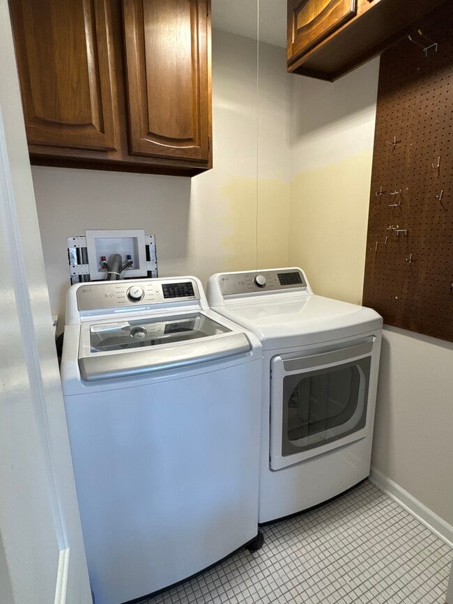 Building Photo - 222 Main St