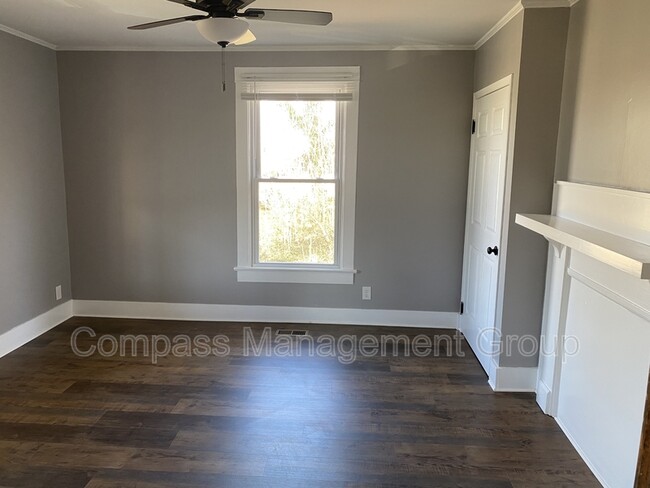 Building Photo - 1204 Valley Dr SW