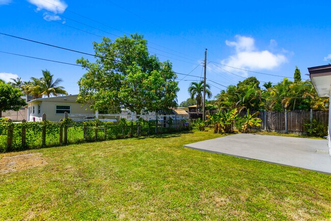 Building Photo - 2748 SW 46th Ct