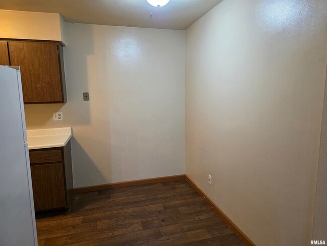 Building Photo - 1300 W Jeth Ct