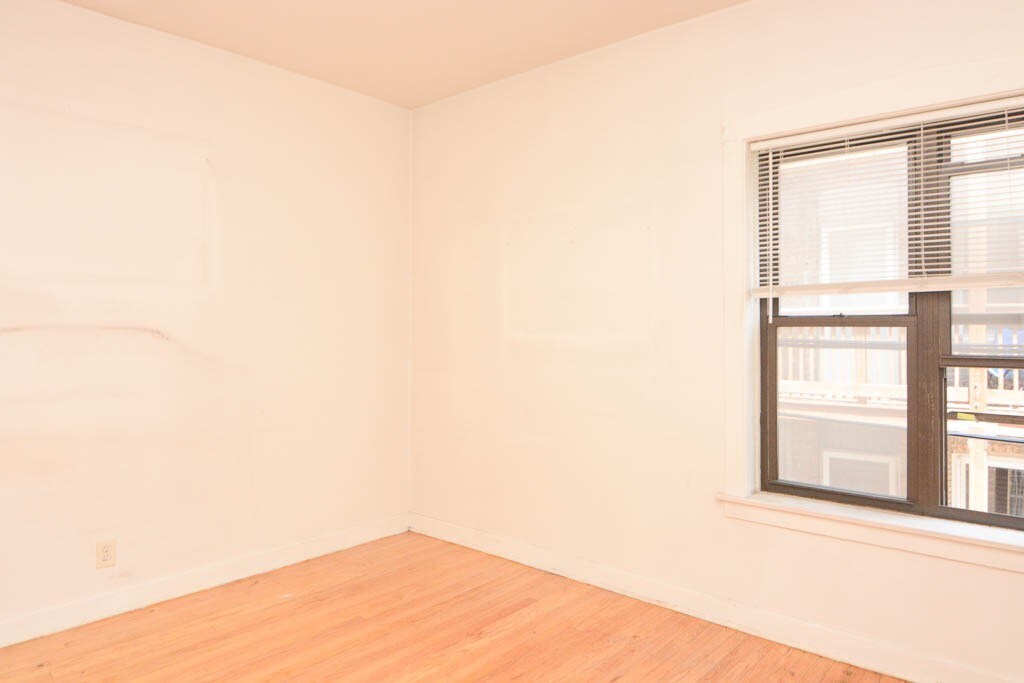Building Photo - 2249 W Wilson Ave