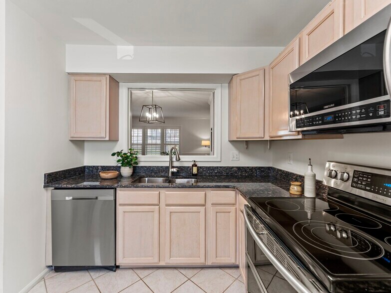 Building Photo - 8638 Dellway Ln